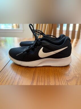 Women’s size 6.5 Nike Tanjun shoes